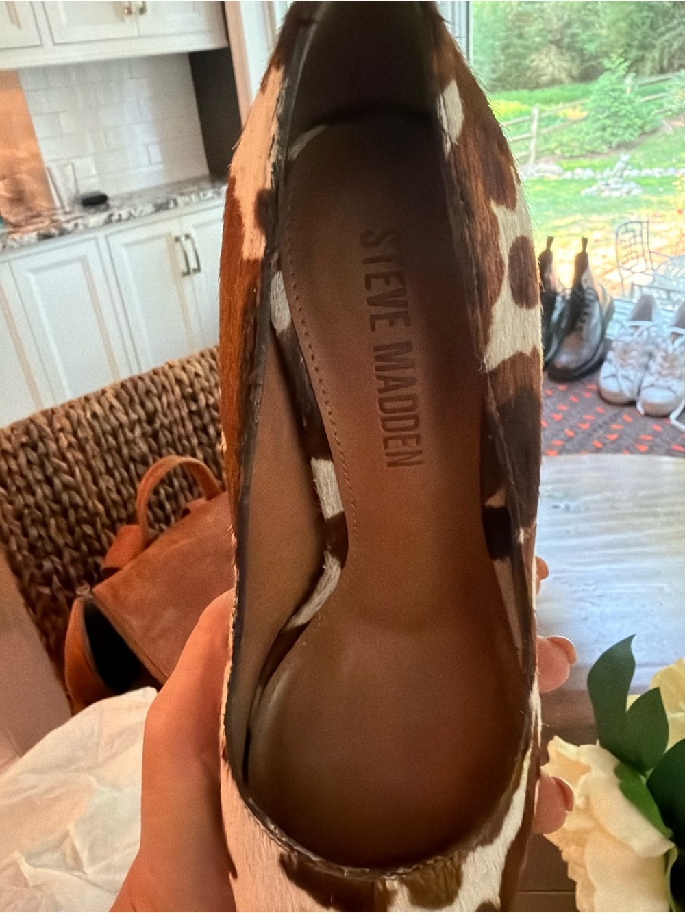 Steve Madden Brown and White Cowhide Pointed-Toe Pumps Sz 6.5 - Picture 10 of 10